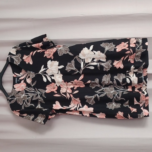 Nicole Miller Dresses & Skirts - Nicole Miller Originals Linen Blend Short Sleeve V-Neck Floral Shift Dress